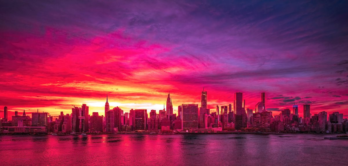 Splashes of fiery pink, red and gold in the #sunset skies above #NYC tonight. #NewYork #NewYorkCity