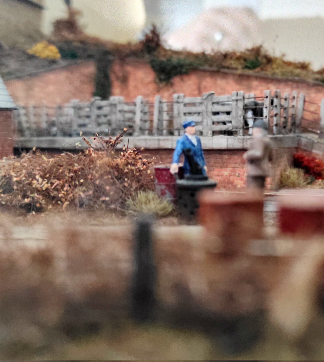 Layout Tour, Day 8: Looking across to the cattle dock from the other side of the layout we can see the gaffer having a conversation with one of the workers.
.
#00gauge #oogauge #4mmscale #176scale #modelrailway #modelrailroad #modeltrains #TMRGUK #modelisme #modelbahn #hoscale