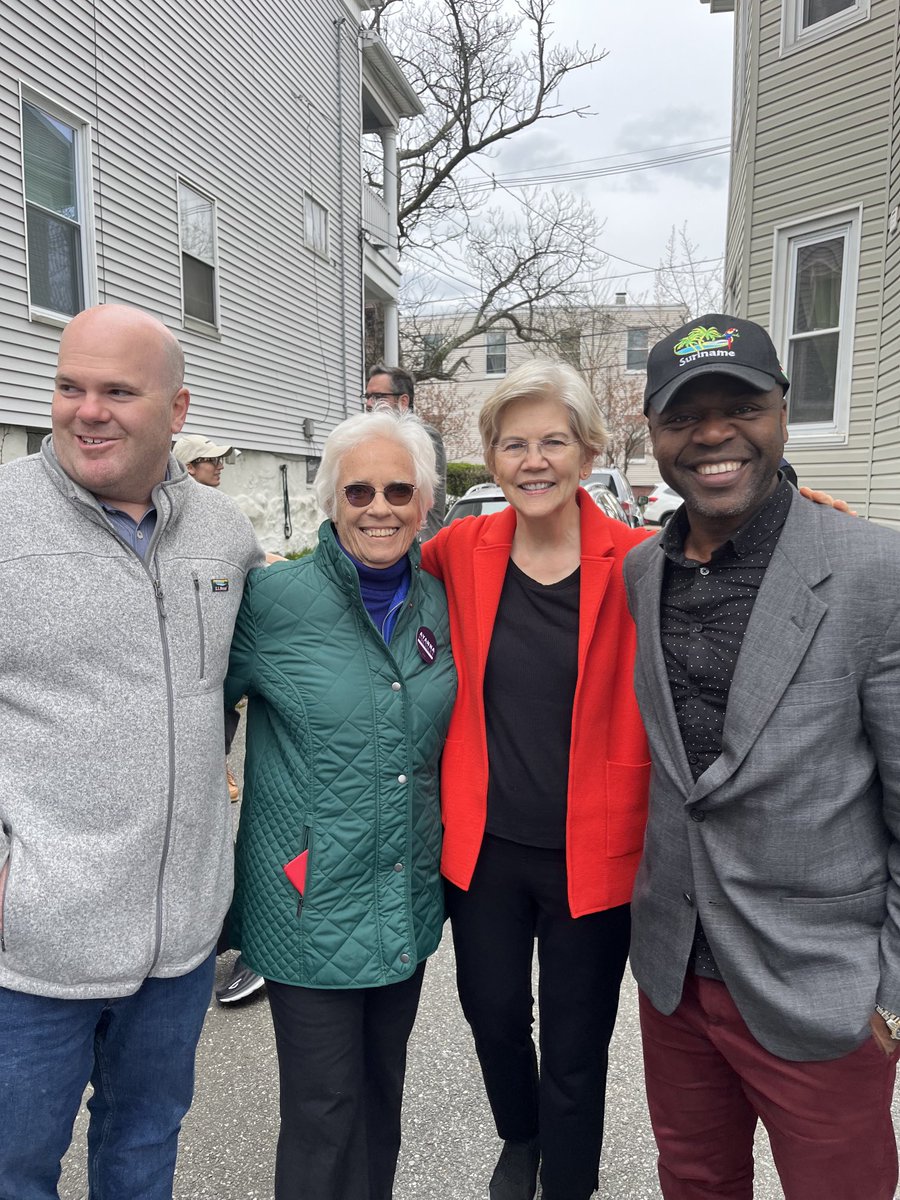 Great to see ⁦⁦@SenWarren⁩, my Congresswoman ⁦@AyannaPressley⁩, my State Senator ⁦@senjehlen⁩ in East Somerville, hosted by my fellow City Councilor ⁦@MattForWard1⁩. So glad to see folks collecting signatures for our federal leaders in our city!