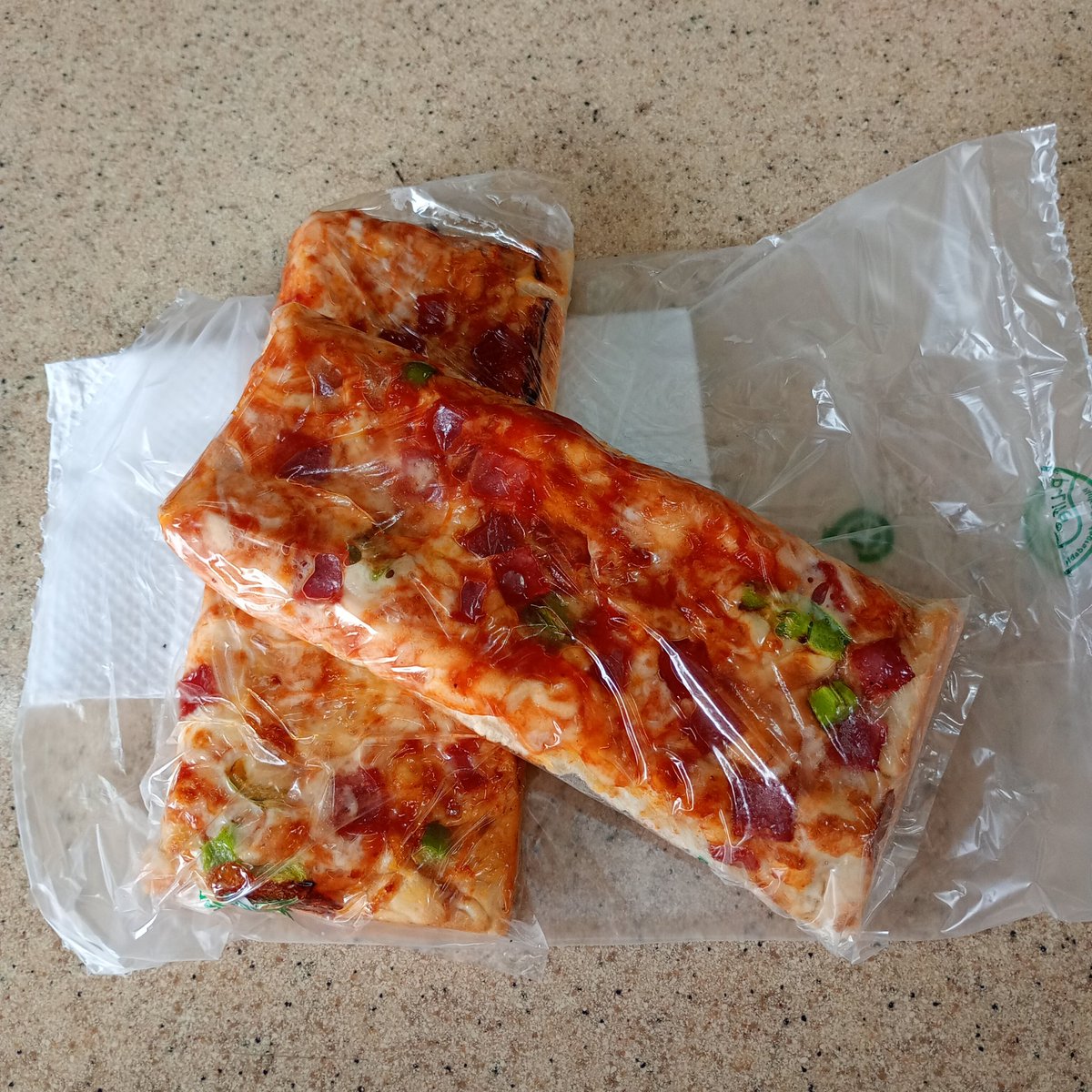 ralebace's tweet photo. 🤤La felicidad sí existe y a tan solo 12 quetzalitos🤤
#AlMacarone🍕
#AntojandoAndo https://t.co/3GLKPzFA6M