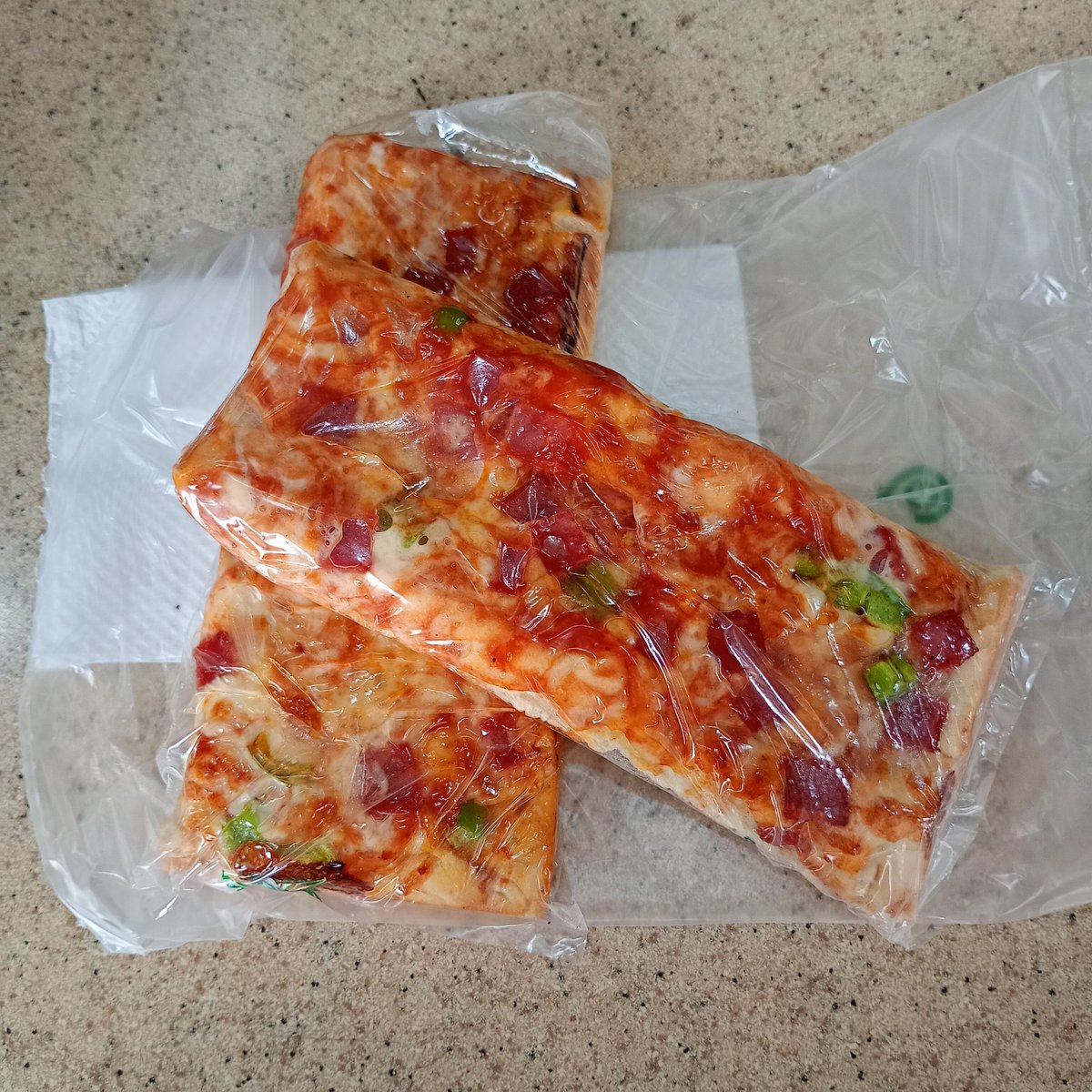 ralebace's tweet photo. 🤤La felicidad sí existe y a tan solo 12 quetzalitos🤤
#AlMacarone🍕
#AntojandoAndo https://t.co/3GLKPzFA6M