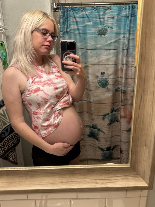 27 week bump ❤️ https://t.co/ppaTtweqxP