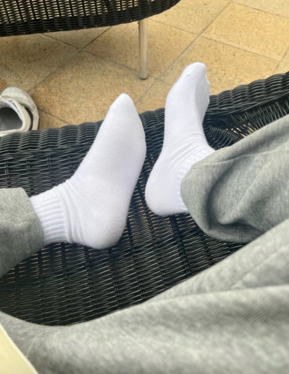 还是喜欢纯白袜的粉丝多一点 给我的粉丝安排上