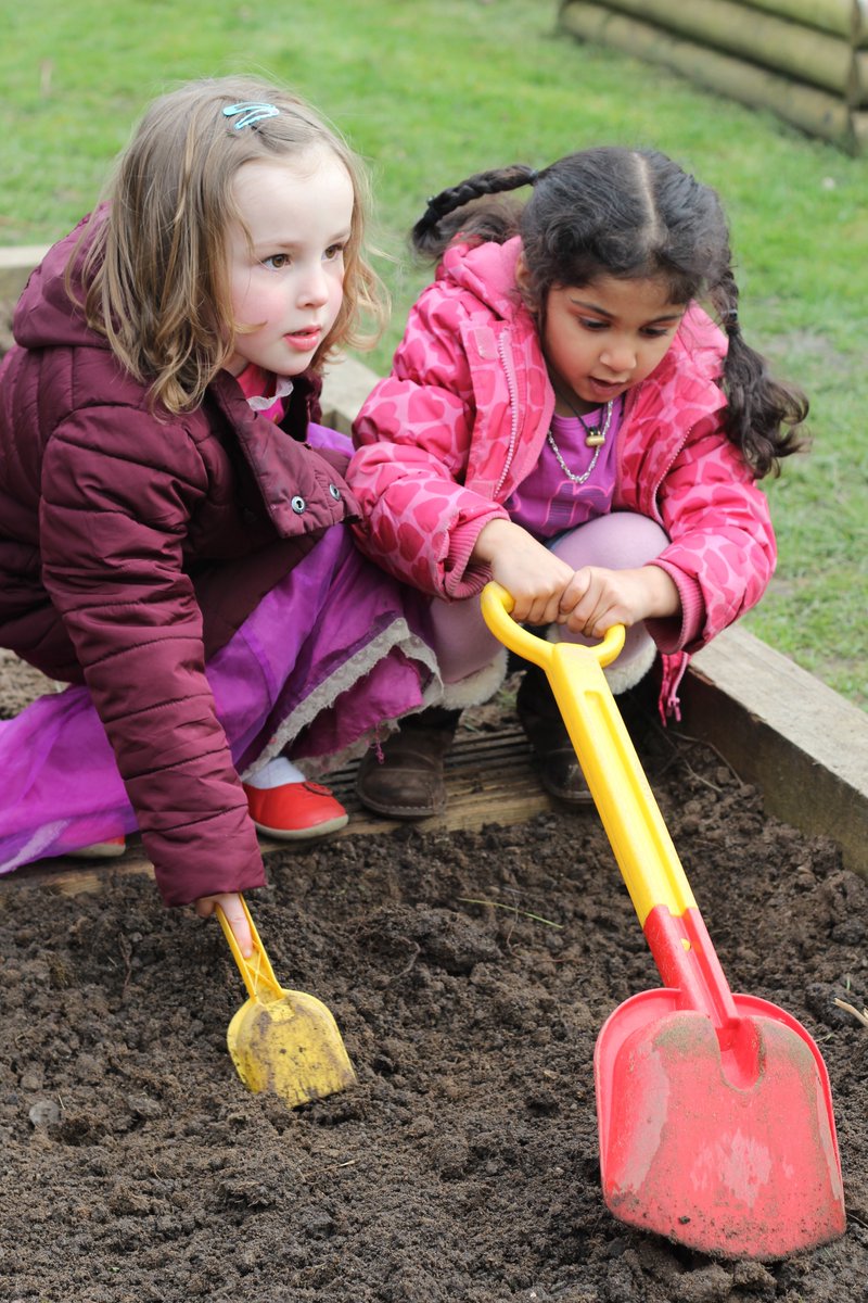 Happy #EarthDay!🌍💚 ... and Happy #WalesOutdoorLearningWeek🌳🏴󠁧󠁢󠁷󠁬󠁳󠁿 To celebrate, let's give children plenty of opportunities to play, learn and have fun outdoors in nature. Check out our top tips for making it a playful week👇 play.wales/publications_c…