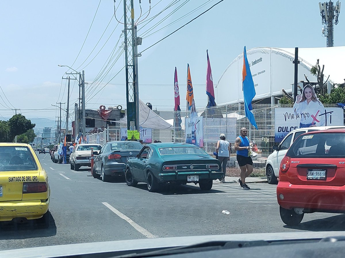 cristianjdg1's tweet photo. @anafrancismor Querida @anafrancismor , hoy en el tianguis de sombrerete, usando un espacio publico para hacer campaña, pasaron unos viejitos en un vochito, con un parlante con publicidad de morena, y esta gente #debien se les fue a aventarles cosas, asi los que #exigen #respeto https://t.co/1aUN0Tk6KI