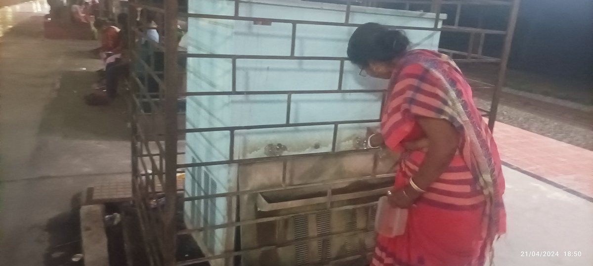 SUBHASISMAL_IN's tweet photo. @drmhowrah @EasternRailway @RailwaySeva 
UTS:XEV9DS1001
#Water_Cooler_Not_Working
Water cooler placed at in between PF-1&amp;2 of Baruipara Railway station is out of order, a source of relief in this scorching heat wave. 
Kindly look into it. https://t.co/V8QSyCKGZb