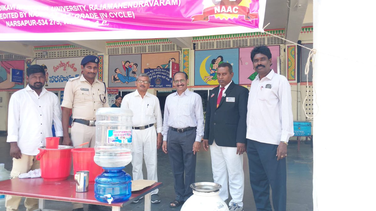 drmvijayawada's tweet image. Water kiosk set up at #Narsapur Railway Station by typing in NGO's to quench the thirst of passengers

"Service is our Motto"

@SCRailwayIndia
@RailMinIndia 
#SummerSpecial