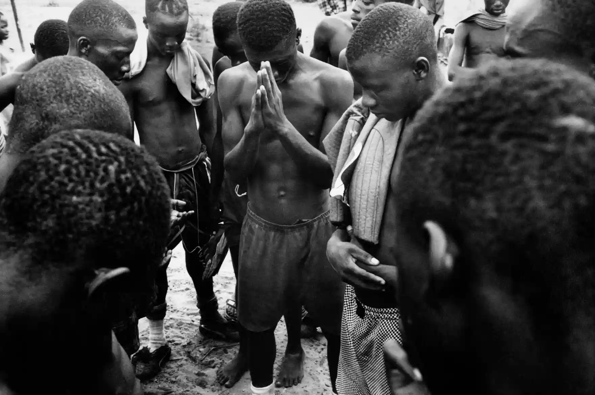 mixdevil66's tweet photo. #Storyteller: #photography by #TimHetherington. The @I_W_M is to open its first exhibition dedicated to work of the multi-award-winning conflict photographer Tim Hetherington, who died 13 years ago on assignment covering the Libyan civil war https://t.co/E21HlC6WtR https://t.co/YZGvbuGDdW