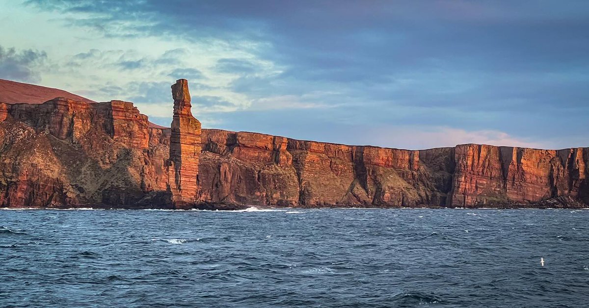 #Orkney's famous Old Man, illuminated in the evening light 🧡 📍 Old Man of Hoy, Orkney 📸 by instagram.com/canadiangirl_a… #VisitOrkney #ScotlandIsCalling