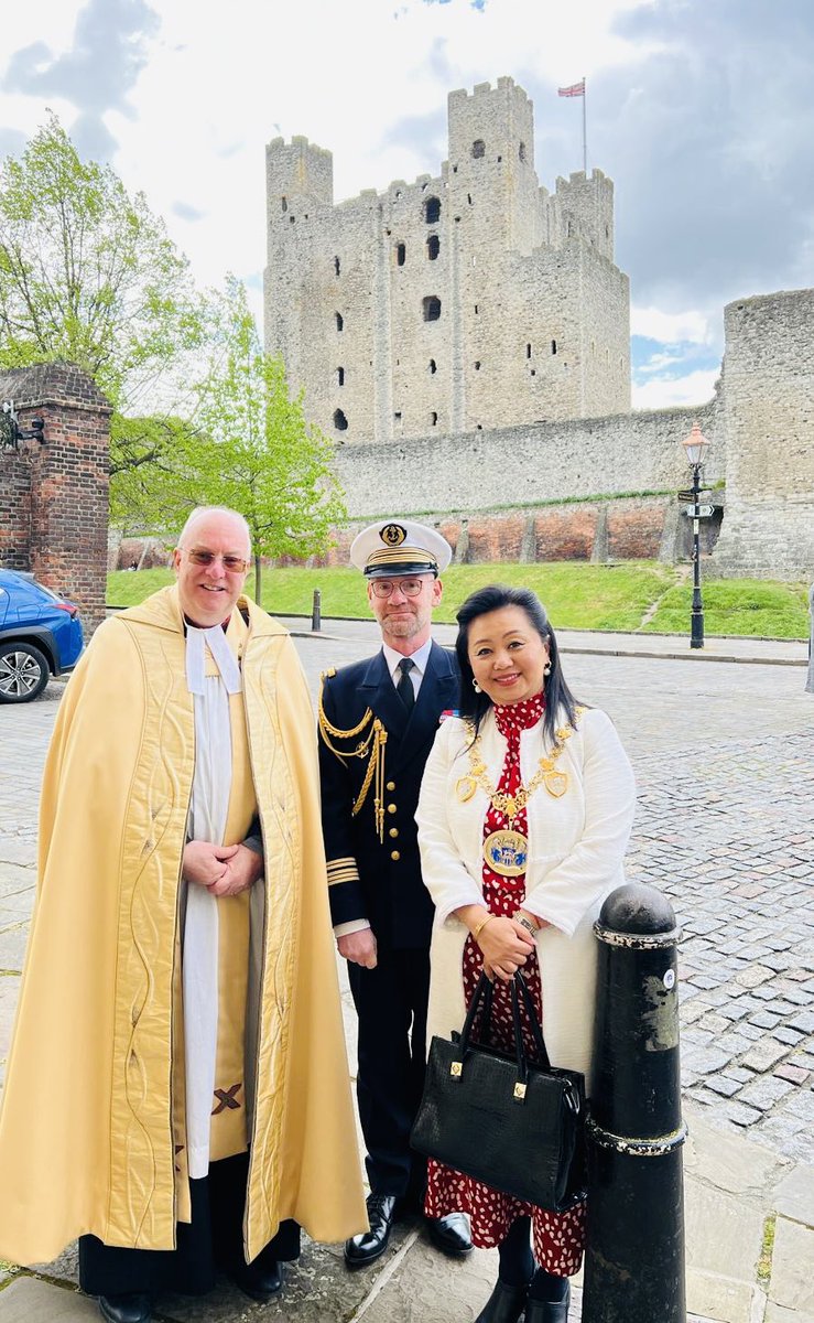 Among Britain’s many legendary wartime heroes, Medway has one very special Heroine who celebrates her 100th anniversary this year-Heroine of Dunkirk, Medway Queen. Thank U @PSMedwayQueen, @RochesterCathed for the special thanksgiving service in her honour medwayqueen.co.uk/pre-war.html