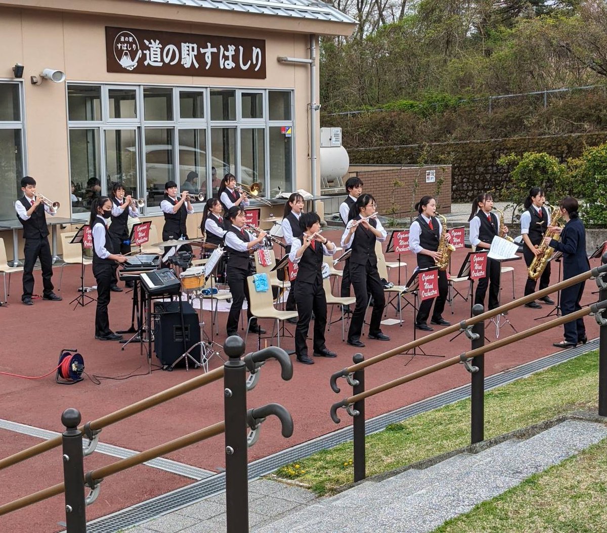 subashiri2021's tweet photo. 先日の周年祭も大いに盛り上がりました🎂
#自衛隊　の高機動車の展示や音楽隊の演奏、小山高校吹奏楽部の演奏、　忍者体験、 #KURA によるキャンドル作り体験などなど！
#春華堂　のみそまん試食に　#フジクレール　の山梨ワインの試飲も大盛況でした🍷
次回のイベントもお楽しみに✨
#道の駅すばしり https://t.co/pP2tEyAGUX