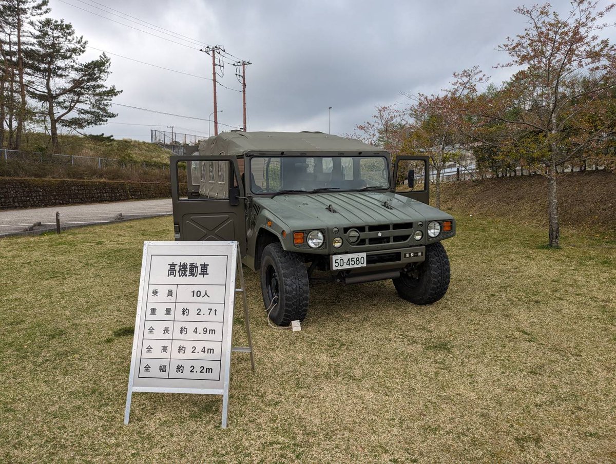 subashiri2021's tweet photo. 先日の周年祭も大いに盛り上がりました🎂
#自衛隊　の高機動車の展示や音楽隊の演奏、小山高校吹奏楽部の演奏、　忍者体験、 #KURA によるキャンドル作り体験などなど！
#春華堂　のみそまん試食に　#フジクレール　の山梨ワインの試飲も大盛況でした🍷
次回のイベントもお楽しみに✨
#道の駅すばしり https://t.co/pP2tEyAGUX