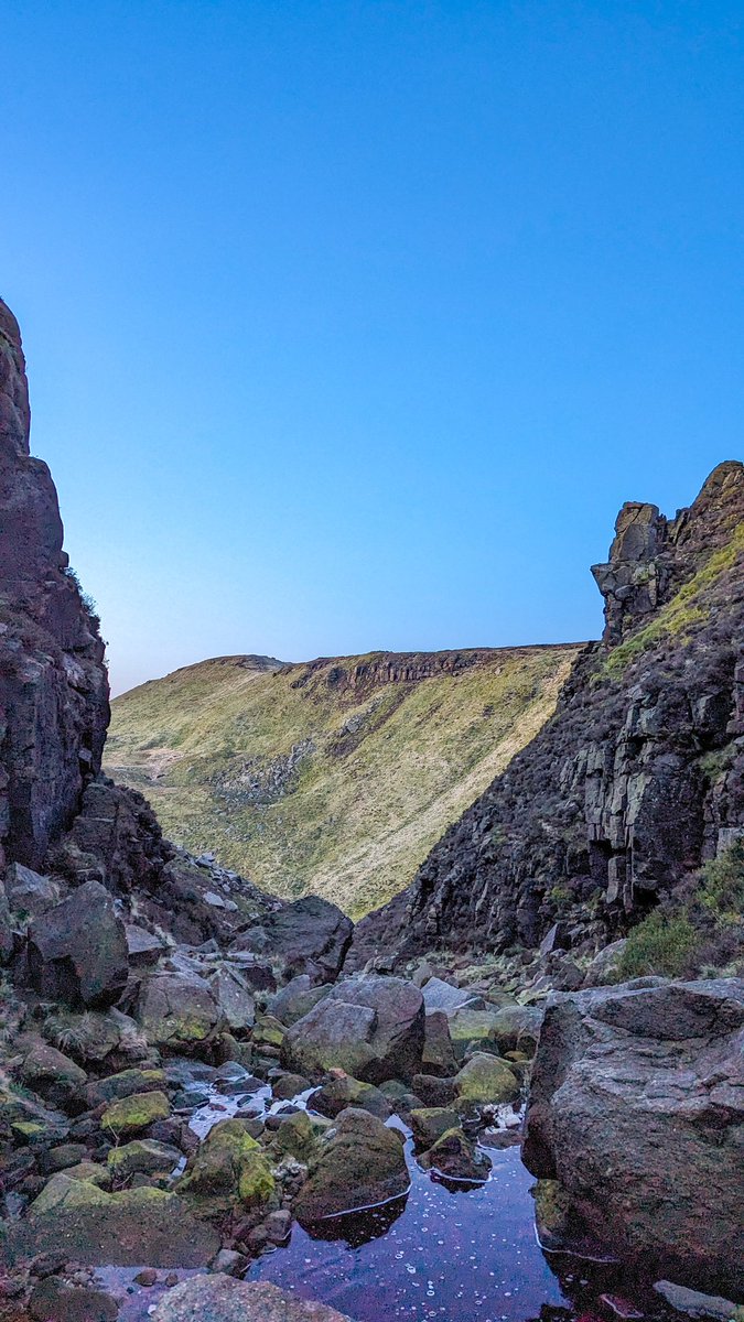 A scramble up Grindsbrook before sunrise on Saturday. First time I've been so excited to run a challenging route. Mostly because it was a whole day on Kinder and some of the routes up and down were new to me. I really struggled by the sixth and seventh climbs! #peakdistrict