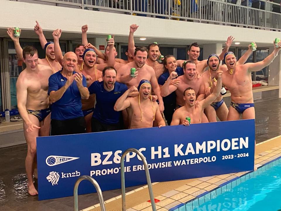 BZ&amp;PC H1 KEERT TERUG IN DE EREDIVISIE

Na 21 seizoenen behaalden onze mannen afgelopen weekend de titel, waarmee succestrainer Herman van Tongerloo het opnieuw flikte om met een vriendengroep (overwegend bestaande uit eigen jeugd) te promoveren naar het allerhoogste niveau.