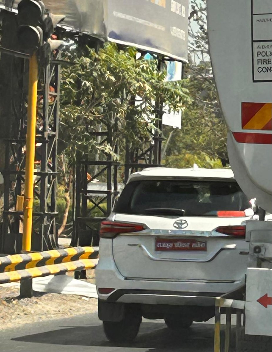 Someone needs to educate this Car owner that it's not the place for Name plate but number plate😂 <a href="/AhmedabadPolice/">Ahmedabad Police અમદાવાદ પોલીસ</a>