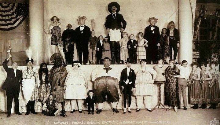 Групповое фото артистов цирка уродов (англ. freak show) «Barnum & Bailey», 1885 год. Ничего не напоминает?