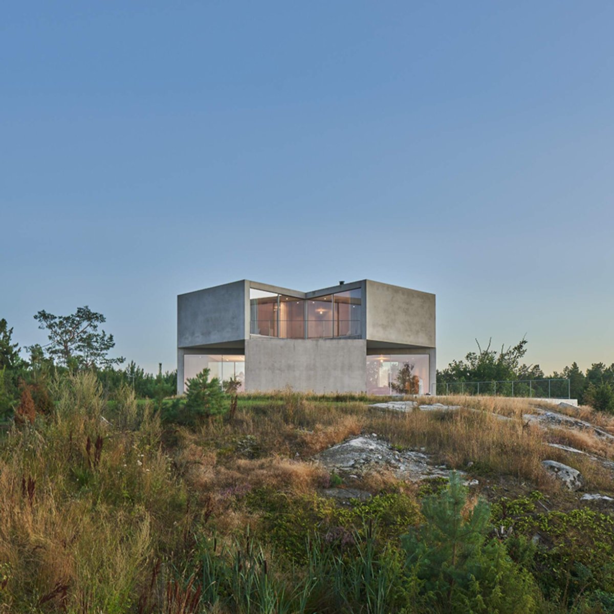 ¡Buen #BrutalMonday! House on a hill, Värmdö | Sweden Tham & Videgård Arkitekter Fotografía: Åke E:son Lindman