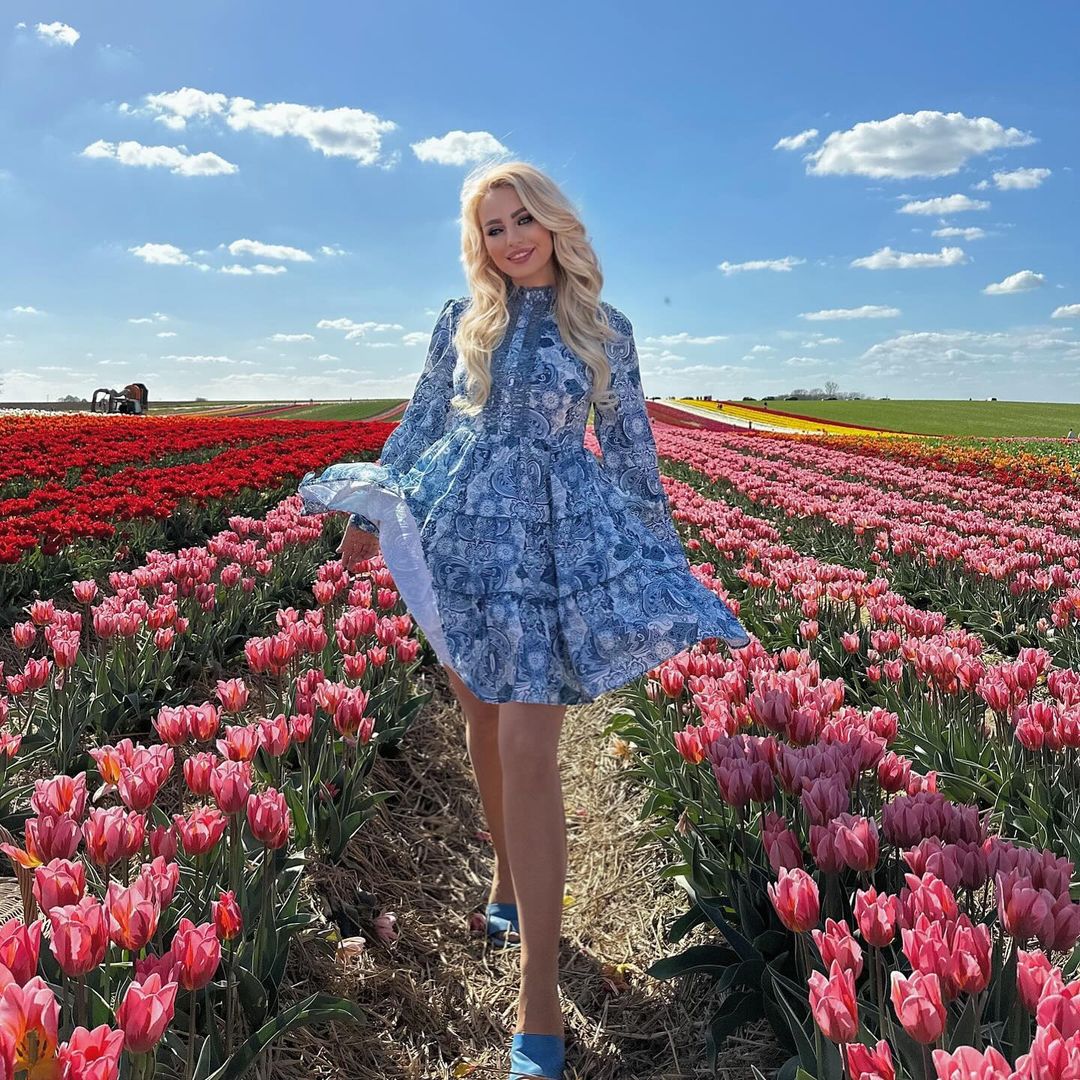 💐Embrace the romance of paisley and the playfulness of frills with our Cutwork Lace Mini Dress!👗@sendy.dz 

🛍️Shop the dress: chicwish.com/eternal-paisle…

#chicwish #dress #bluedress #springstyle #paisley #fashion #elegance #classy