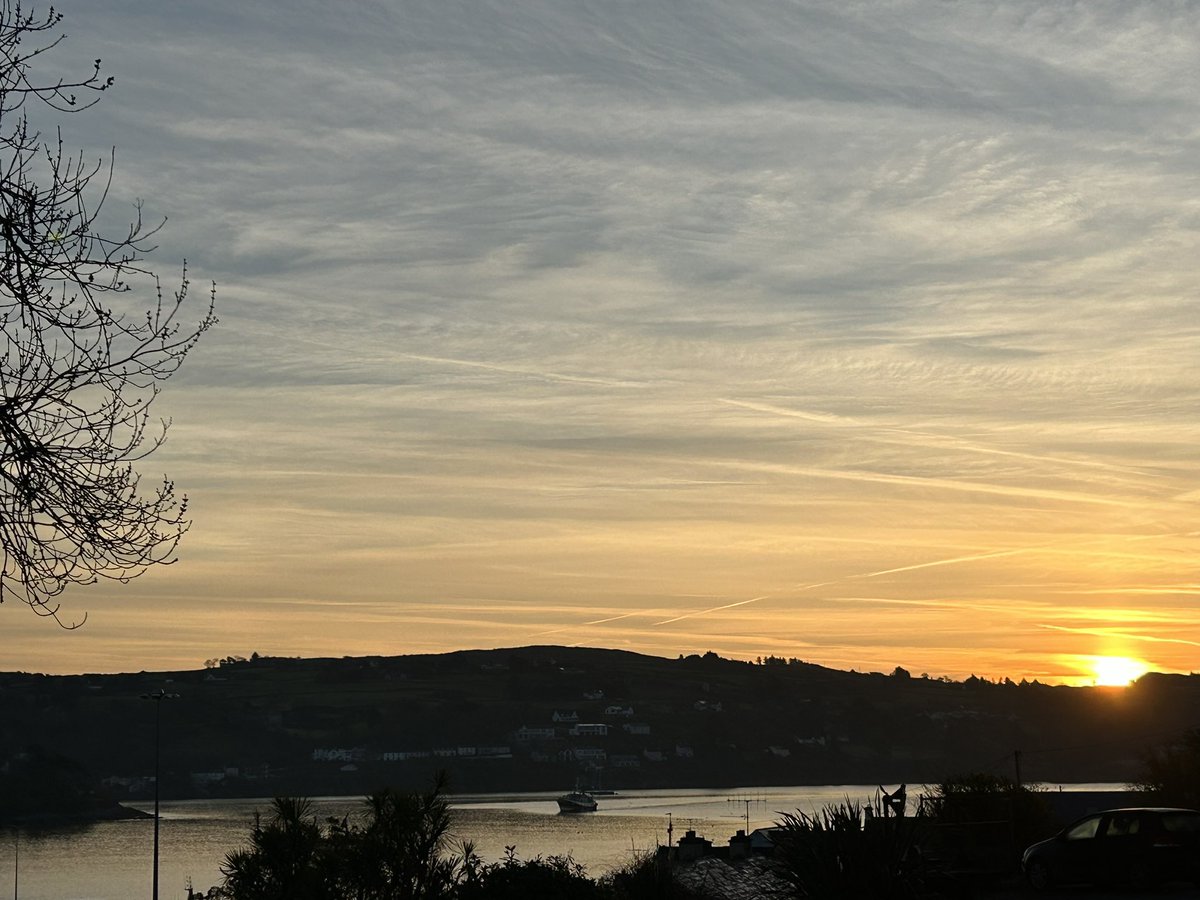 Monday 22nd April #day113 of #200daysofwalking, a quick walk this morning before the road to Cork. You will find me in the library 📚for the day 🤓 #MondayMotivation #UnionHall #WestCork #Cork #EarthDay2024 #sunrise