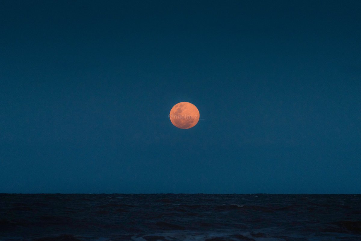 Yang stay pantai timur esok boleh laa try tunggu kat pantai dalam pkul 6.50 boleh tengok moonrise.