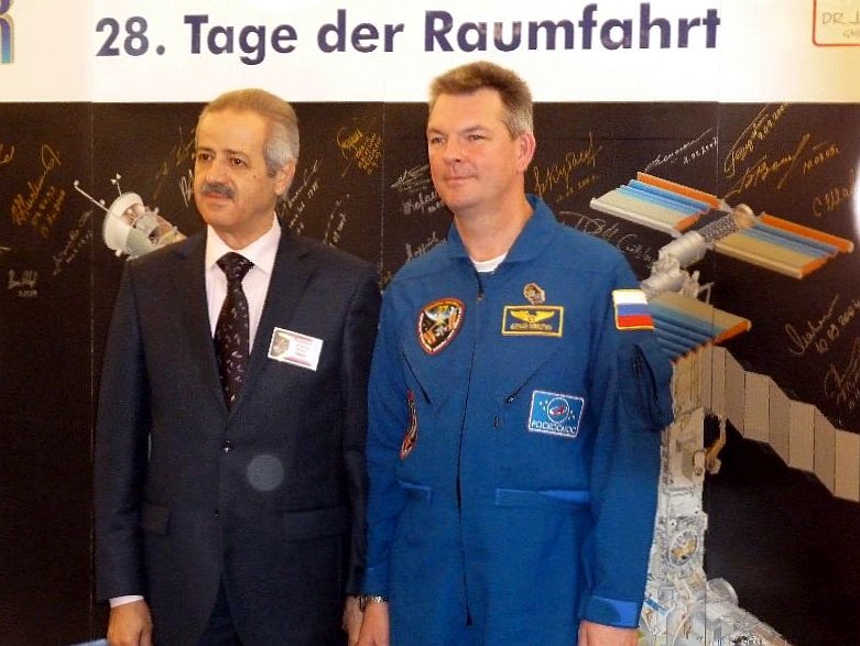 space_rc's tweet photo. Im Alter von 72 Jahren verstarb am 19.4. der syrische Kosmonaut Mohammed Ahmed Fares, 
Er war 2012 Gast auf den 28. Neubrandenburger Tag der Raumfahrt und nur wenige Monate zuvor vor dem Bürgerkrieg in Syrien nach Istanbul geflohen. https://t.co/aJHCZXk8Ly