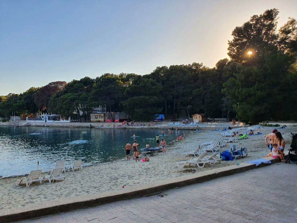 Losinj Island in Croatia has many nice beaches, including near Mali Losinj. Some of these are small and are quite remote. Others are more popular. rjontour.com/beaches-in-mal… #TravelTips #beachlife #earlybiz