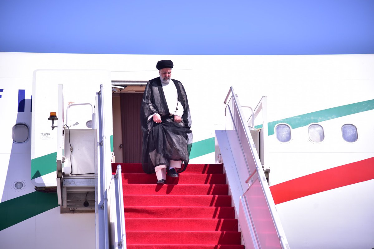 ایرانی صدر ڈاکٹر ابراہیم رئیسی 3 روزہ دورے پر اسلام آباد پہنچ گئے۔ اسلام آباد ایئرپورٹ پر ان کا پرتپاک استقبال کیا گیا۔ ان کا استقبال وفاقی وزیر برائے ہاؤسنگ اینڈ ورکس میاں ریاض حسین پیرزادہ اور ایران میں پاکستان کے سفیر مدثر ٹیپو نے کیا خوش آمدید بھلی کرے آیا جی آیاں نوں