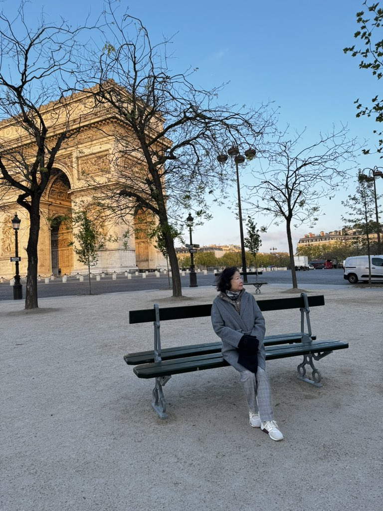 Monday morning at Arc de triomphe