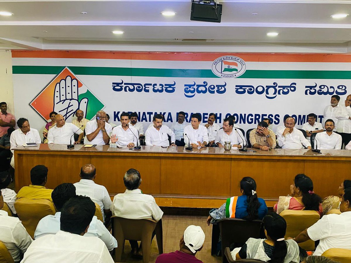 Briefed our party workers at the KPCC office on the impact of Congress Guarantees in Karnataka, why it is important to reach every citizen through a door-to-door campaign.   

Shri @rssurjewala avaru exposed the BJP and their lies through the #ChombuSarkara campaign