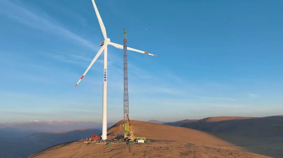 ChnGreenEnergy's tweet image. With a max altitude of 5,193 m, the world&apos;s highest-altitude #windpower project saw its first #windturbine successfully hoisted Sat in SW China&apos;s Xizang. Located 140 km from Mt #Qomolangma, the project uses 40 such turbines that can each generate 5,000 kWh of #electricity per…
