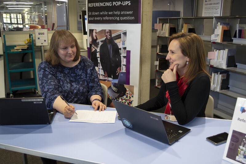 #Referencing pop-ups return to the Library Atrium today, between 11-12 am and 2-3 pm each day this week. Stop by and get answers to all of your Referencing questions. 

#HereToHelp #LibrarySupport