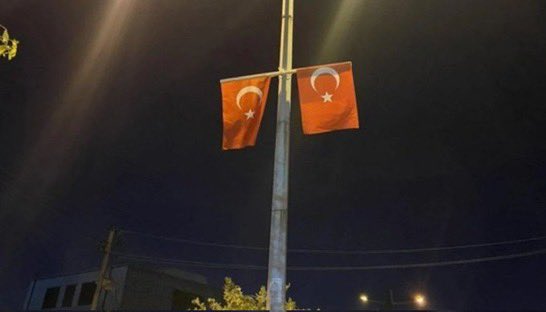 Cumhurbaşkanı Erdoğan'ın ziyareti öncesi Bağdat ile Erbil'de cadde ve sokaklara Türk bayrakları asıldı ▪️Erbil Kalesi’ne Türk bayrağının görüntüsü yansıtıldı.