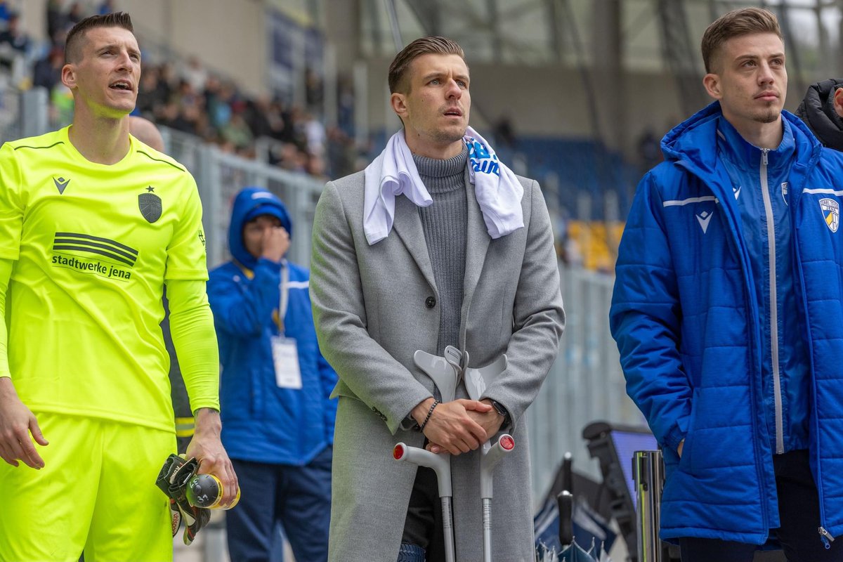 fccarlzeissjena's tweet photo. 𝟑:𝟑 𝐔𝐍𝐄𝐍𝐓𝐒𝐂𝐇𝐈𝐄𝐃𝐄𝐍 𝐆𝐄𝐆𝐄𝐍 𝐃𝐄𝐍 𝐁𝐀𝐊
Der FCC holt in einer verrückten Partie einen Punkt gegen das Tabellenschlusslicht.
Zum Spielbericht 📲 https://t.co/34fqpjDtvY
#FCC #MehrAlsFussball #fccarlzeissjena #FCCBAK #regionalliga #regionalliganordost https://t.co/eE5AEPCXx2