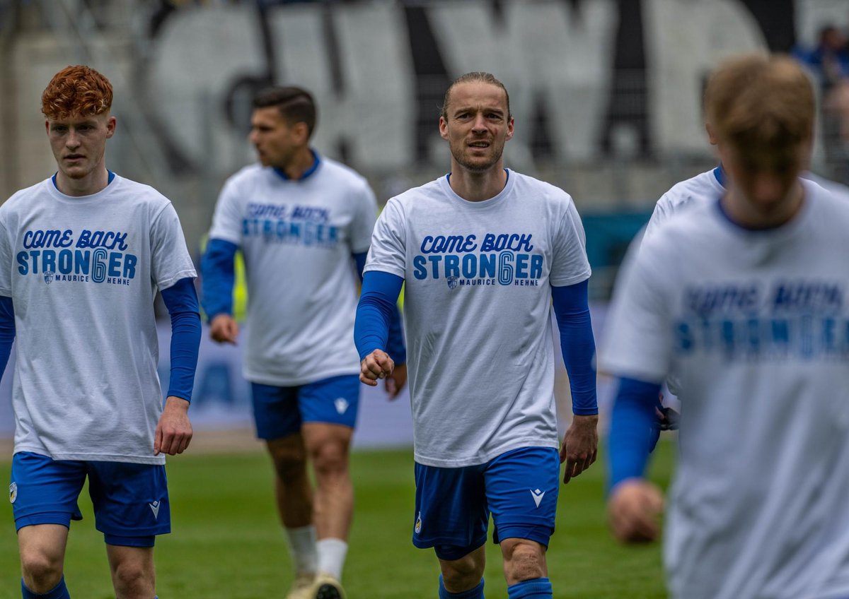 fccarlzeissjena's tweet photo. 𝟑:𝟑 𝐔𝐍𝐄𝐍𝐓𝐒𝐂𝐇𝐈𝐄𝐃𝐄𝐍 𝐆𝐄𝐆𝐄𝐍 𝐃𝐄𝐍 𝐁𝐀𝐊
Der FCC holt in einer verrückten Partie einen Punkt gegen das Tabellenschlusslicht.
Zum Spielbericht 📲 https://t.co/34fqpjDtvY
#FCC #MehrAlsFussball #fccarlzeissjena #FCCBAK #regionalliga #regionalliganordost https://t.co/eE5AEPCXx2