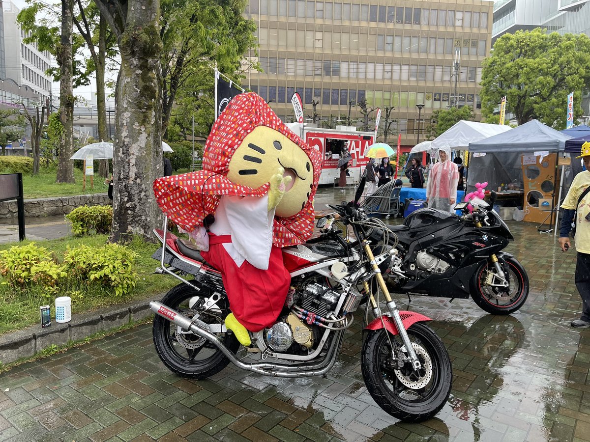 RbwGcYZqiaKZqDL's tweet photo. 枚方市のみっけちゃんがファイブエーのブースに遊びに来たよ🤣
#ファイブエー
#FiveA
#車屋
#バイク展示
#旧車
#HONDA
#CBR400F
#BMW
#S1000RR
#枚方市
#枚方
#みっけちゃん
#パトカー
#暴走族
#ゆるキャラ
#バルーンフェスタ
#イベント
#フェス
#みっけちゃんがバイクに乗った https://t.co/KtB0jMAxlW
