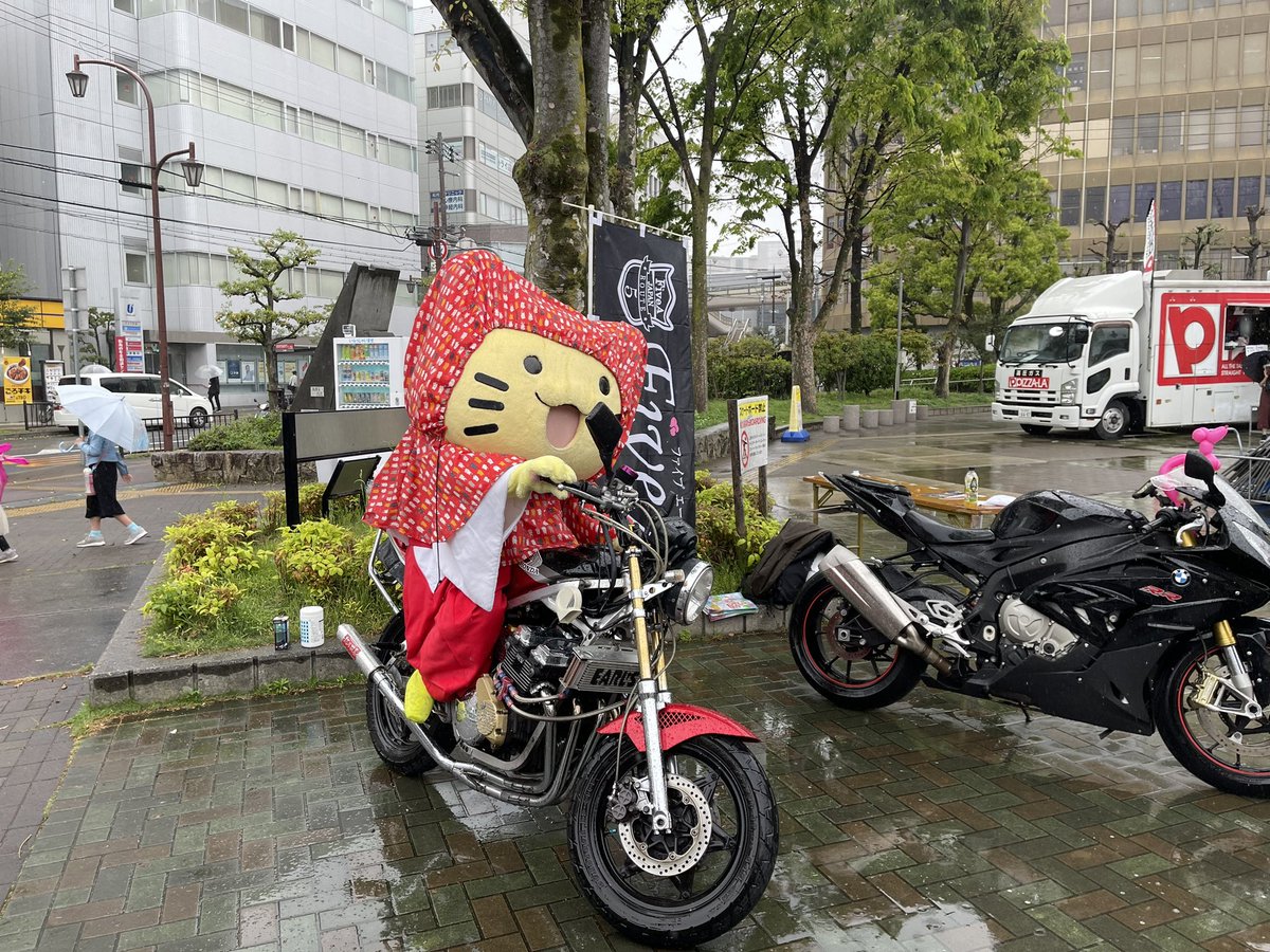 RbwGcYZqiaKZqDL's tweet photo. 枚方市のみっけちゃんがファイブエーのブースに遊びに来たよ🤣
#ファイブエー
#FiveA
#車屋
#バイク展示
#旧車
#HONDA
#CBR400F
#BMW
#S1000RR
#枚方市
#枚方
#みっけちゃん
#パトカー
#暴走族
#ゆるキャラ
#バルーンフェスタ
#イベント
#フェス
#みっけちゃんがバイクに乗った https://t.co/KtB0jMAxlW