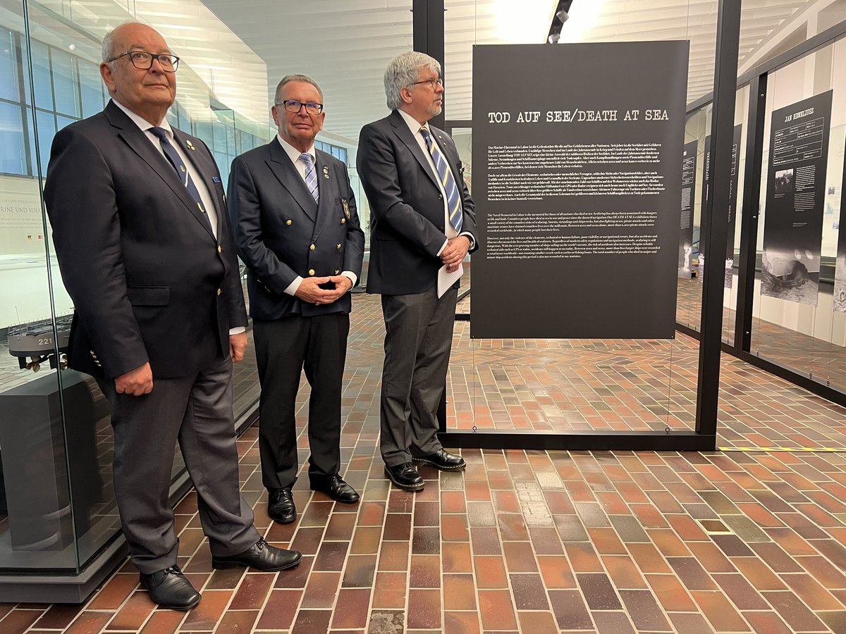 HeinzMaurus1's tweet photo. „Tod auf See“ heißt die neue Ausstellung des DMB in der historischen Halle des Ehrenmals. Mit dieser Ausstellung wollen wir an die erinnern, die auf See ihr Leben lassen mussten und nochmal bewusst machen, welche Tragödien sich dabei häufig abgespielt haben. 
#wirsindmarine https://t.co/PDCxOeLBw7