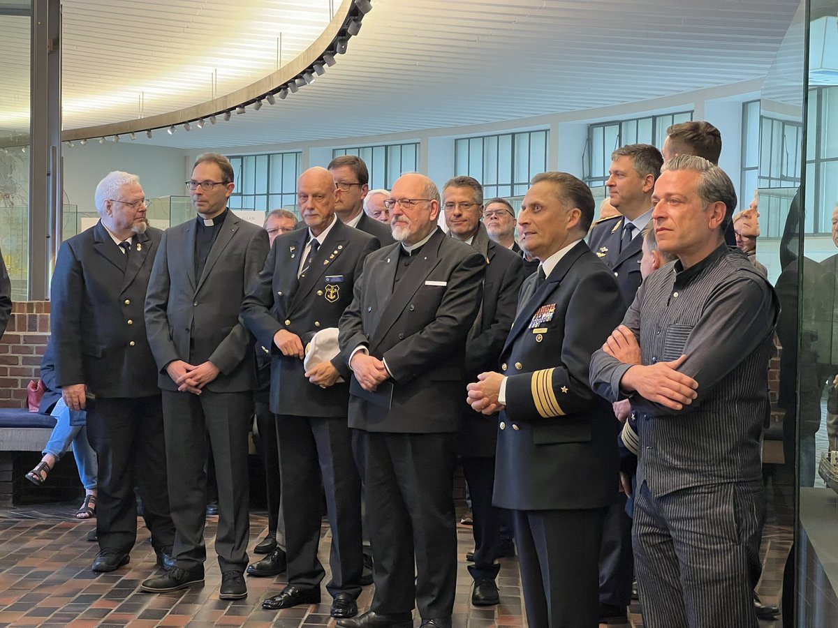 HeinzMaurus1's tweet photo. „Tod auf See“ heißt die neue Ausstellung des DMB in der historischen Halle des Ehrenmals. Mit dieser Ausstellung wollen wir an die erinnern, die auf See ihr Leben lassen mussten und nochmal bewusst machen, welche Tragödien sich dabei häufig abgespielt haben. 
#wirsindmarine https://t.co/PDCxOeLBw7