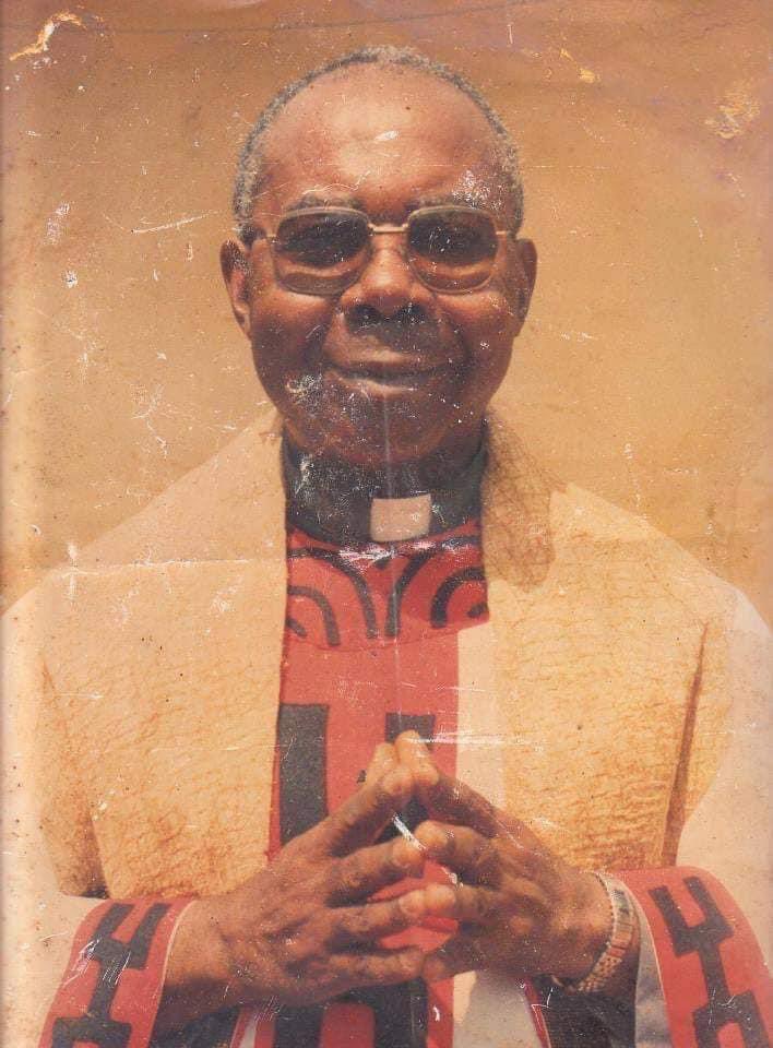 Thread- Il y a 29 ans l’assassinat du père Engelbert MVENG 

L’oubli est la ruse du diable !
Le 23 avril 1995, le père jésuite Engelbert Mveng est retrouvé étranglé, couché dans son lit face au plafond. 

La terre est sale ! Si è ne mvit !