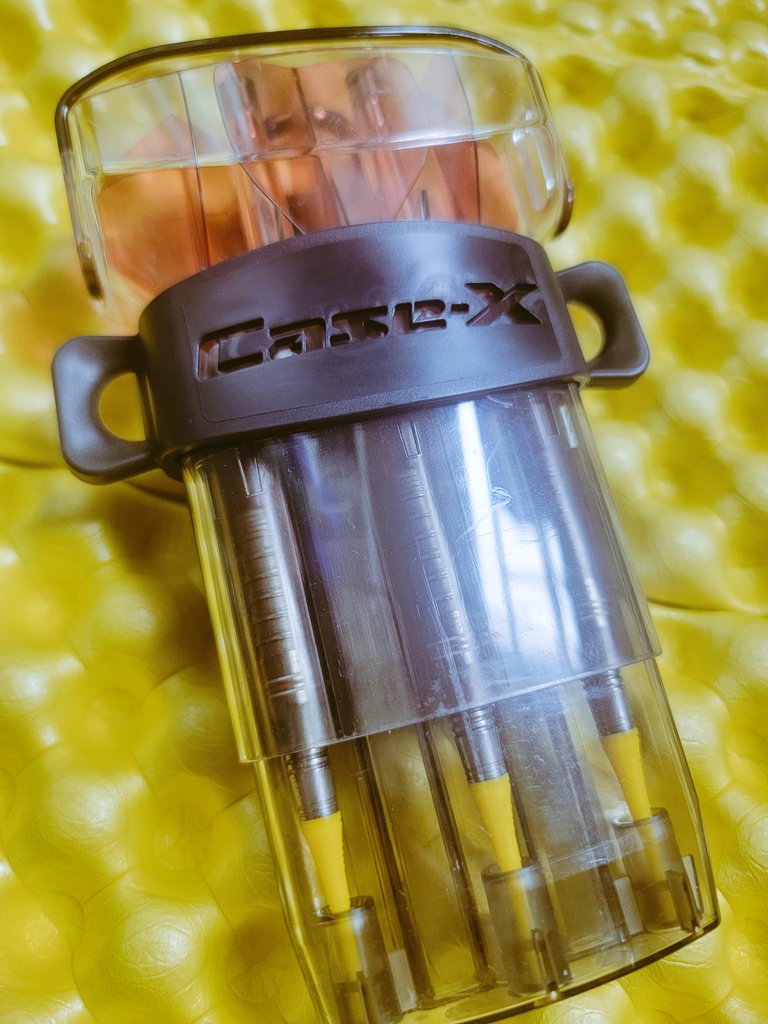 sunagimo_photo's tweet photo. CONDOR AXE120のケースでお困りの方。
他社ケースですが、コスモダーツのcase-xであれば無加工で無理なく収納できます。
蓋もちゃんと締まります。
アクセサリーを付けるところが無いのでサブポーチかcase-xホルダー必須かと思います。
#AXE120 #ダーツ https://t.co/3Q0f04hlO2