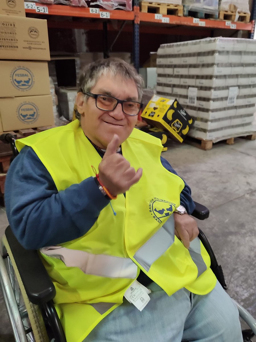 Las personas con #discapacidad tenemos mucho que aportar. Gracias al <a href="/BcoAlimentosAli/">Banco de Alimentos Alicante</a> también realizamos #voluntariado en el reparto de alimentos. 
Cada persona aportando lo que puede para construir una sociedad mejor. 
El programa cuenta con el apoyo de la <a href="/dipuAlicante/">Diputación de Alicante</a>