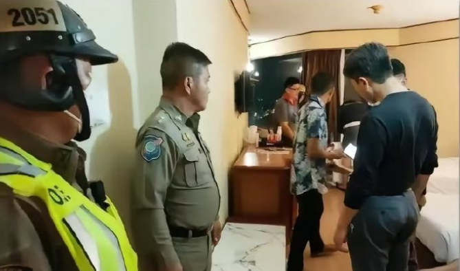 4个韩国人在泰国泼水节偷东西，然后谎称自己是中国人，最后护照确认后，警察才知道是棒子。