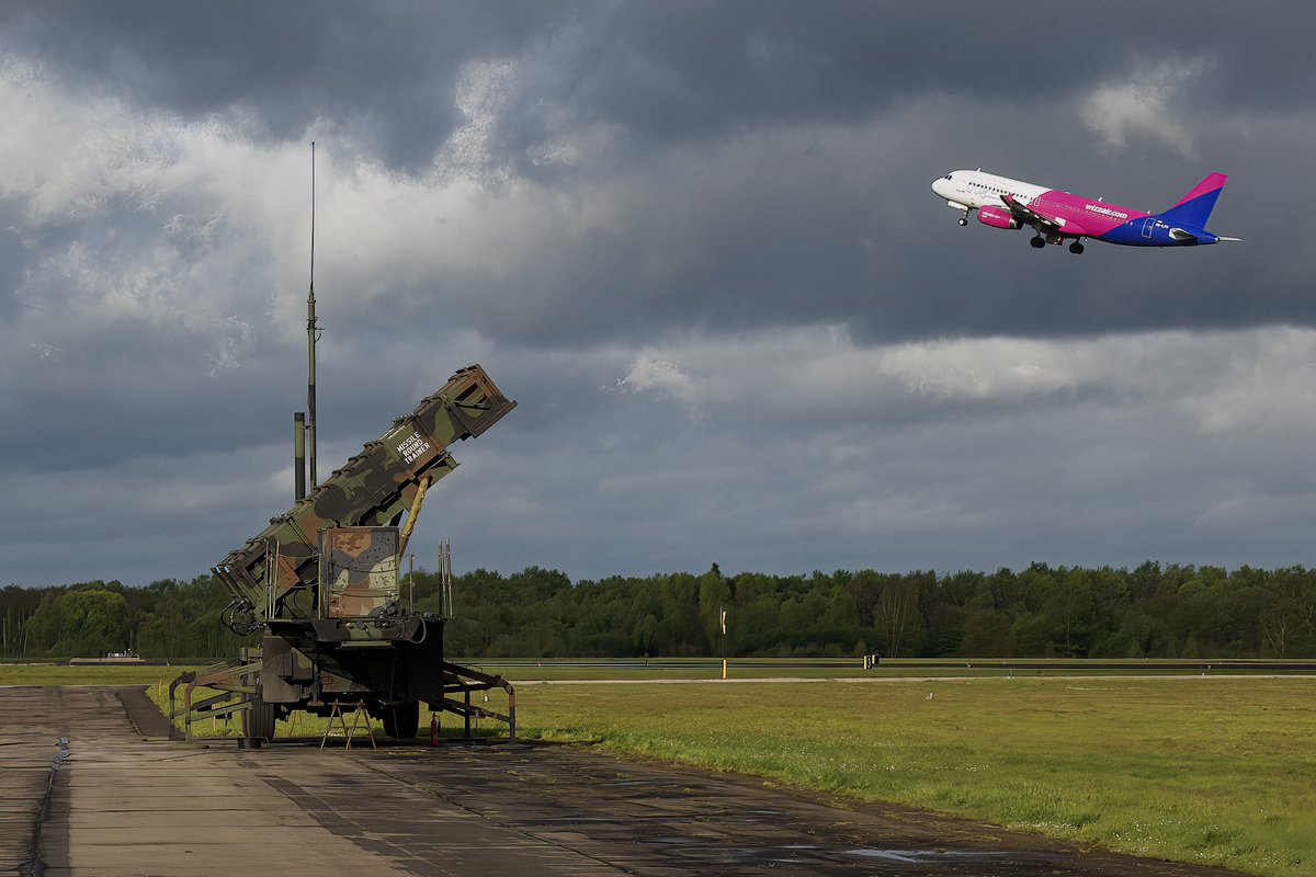 DGLC_KL's tweet photo. Tijdens oefening Batman trainden onze #luchtverdedigers van het 802 Squadron op vliegbasis Eindhoven. “Als je iets moet beschermen, is het wel handig als je daar geoefend hebt”, aldus kapitein Robert. Het gehele proces van #luchtverdediging werd getraind! https://t.co/UwvY4SnLuZ