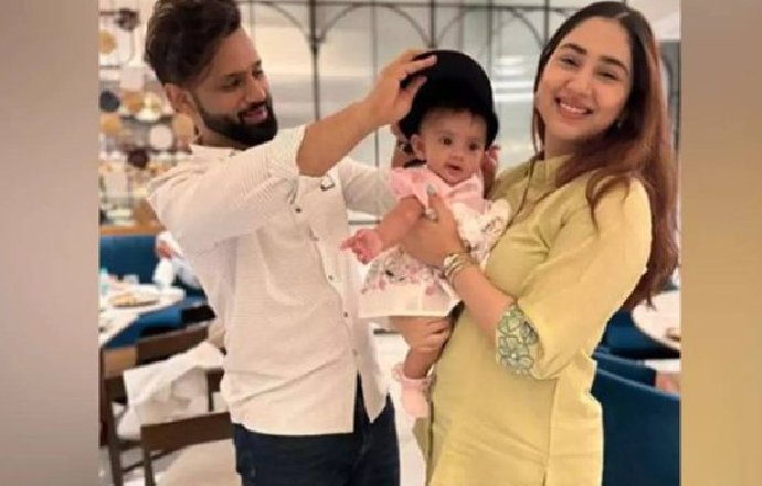 Parents #RahulVaidya-#DishaParmar share pic of her cute daughter #Navya .She turns 7 months old #TheRealTalkin