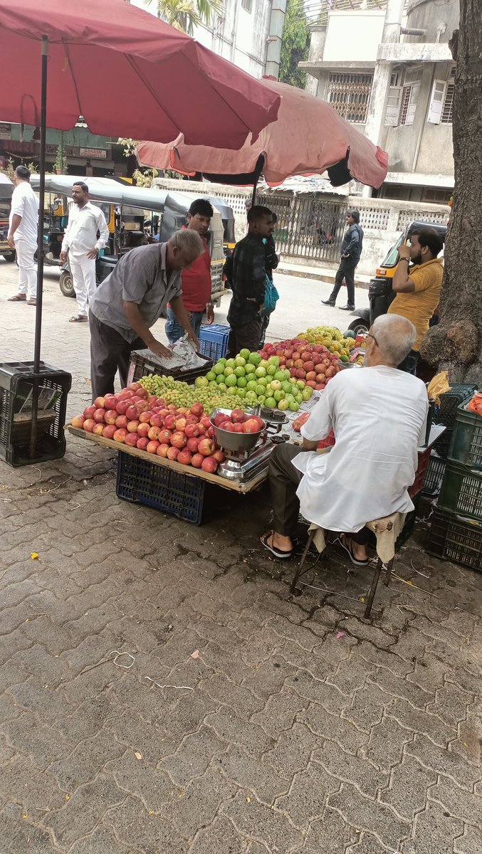 This illegal fruit and food stall is occupied the pathway to Kandivali station West. This is right outside Sarovar Hotel and Jain Sweets. This is causing problems for pedestrians and passengers entering the station. @drmbct @rpfwr1 @mybmcWardRS @mybmc