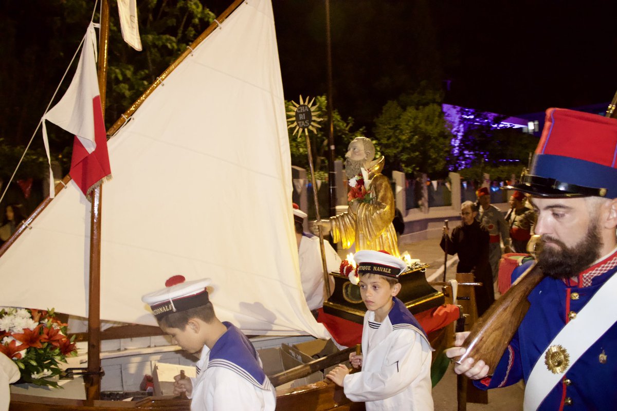 CChioccaRN's tweet photo. 🔴⚪️ Le Peuple de Fréjus s’est levé ce week-end pour acclamer son saint patron, Saint François de Paule, qui sauva #Fréjus de la peste il y a de ça 6 siècles! 

À jamais reconnaissant, le peuple de Fréjus a à cœur, chaque année, de faire perdurer cette #Bravade pour toujours 🕊️🙏🏻 https://t.co/wEWJXNyV66