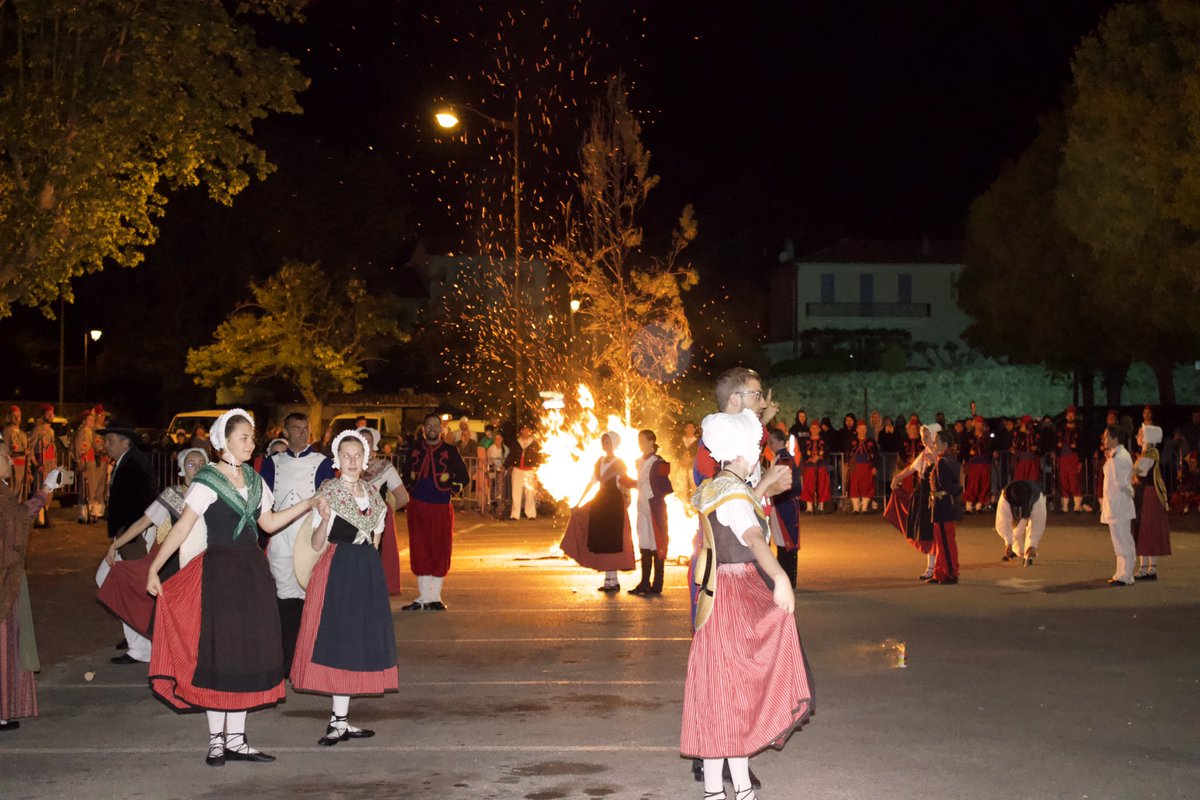 CChioccaRN's tweet photo. 🔴⚪️ Le Peuple de Fréjus s’est levé ce week-end pour acclamer son saint patron, Saint François de Paule, qui sauva #Fréjus de la peste il y a de ça 6 siècles! 

À jamais reconnaissant, le peuple de Fréjus a à cœur, chaque année, de faire perdurer cette #Bravade pour toujours 🕊️🙏🏻 https://t.co/wEWJXNyV66