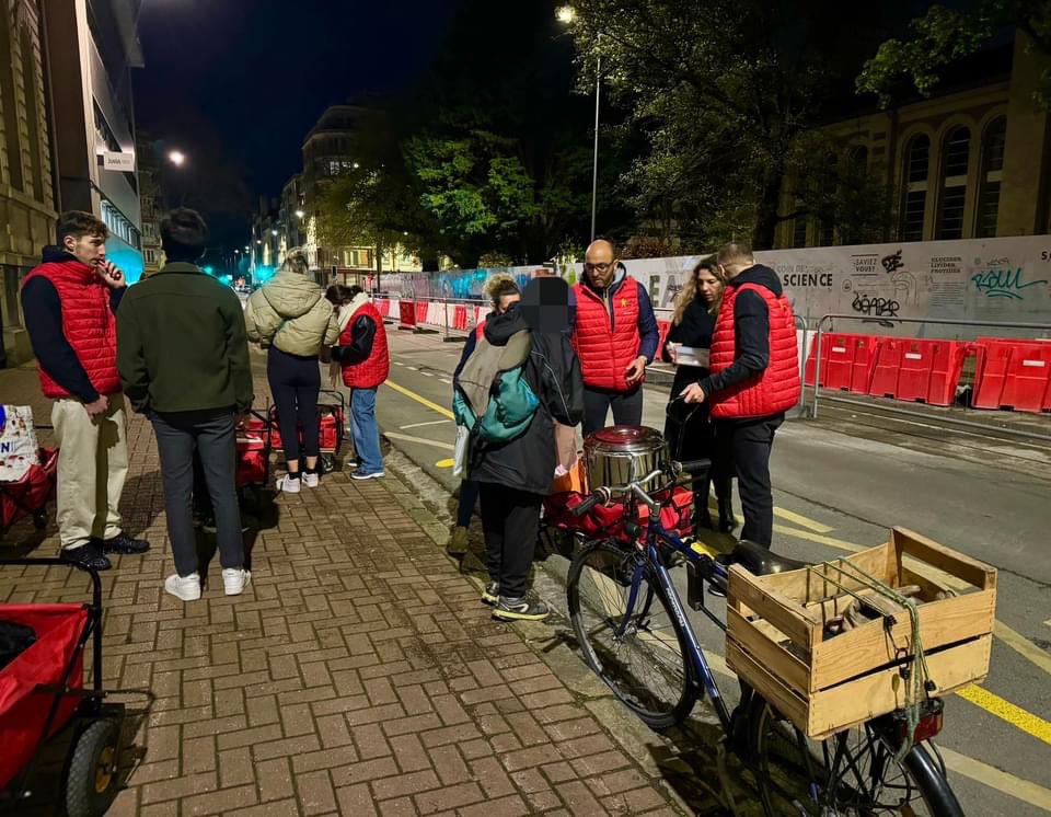 ElhossainAms's tweet photo. ❤️ Nous exprimons notre profonde gratitude envers tous les bénévoles et donateurs qui, par leurs actes de générosité, réchauffent les cœurs et offrent du réconfort à ceux dans le besoin.

🌟 Leur dévouement incarne véritablement l'esprit de solidarité et offre un précieux espoir. https://t.co/dxsJFSn7Em