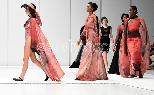 Gallo_Editorial's tweet photo. 🗞️2024 SA Fashion Week Spring/Summer: Day 02

👉 https://t.co/g00MBTxMSy

🗣️ #SAFW

📸 @Oujay_Bopape https://t.co/Fbdod2NTWi