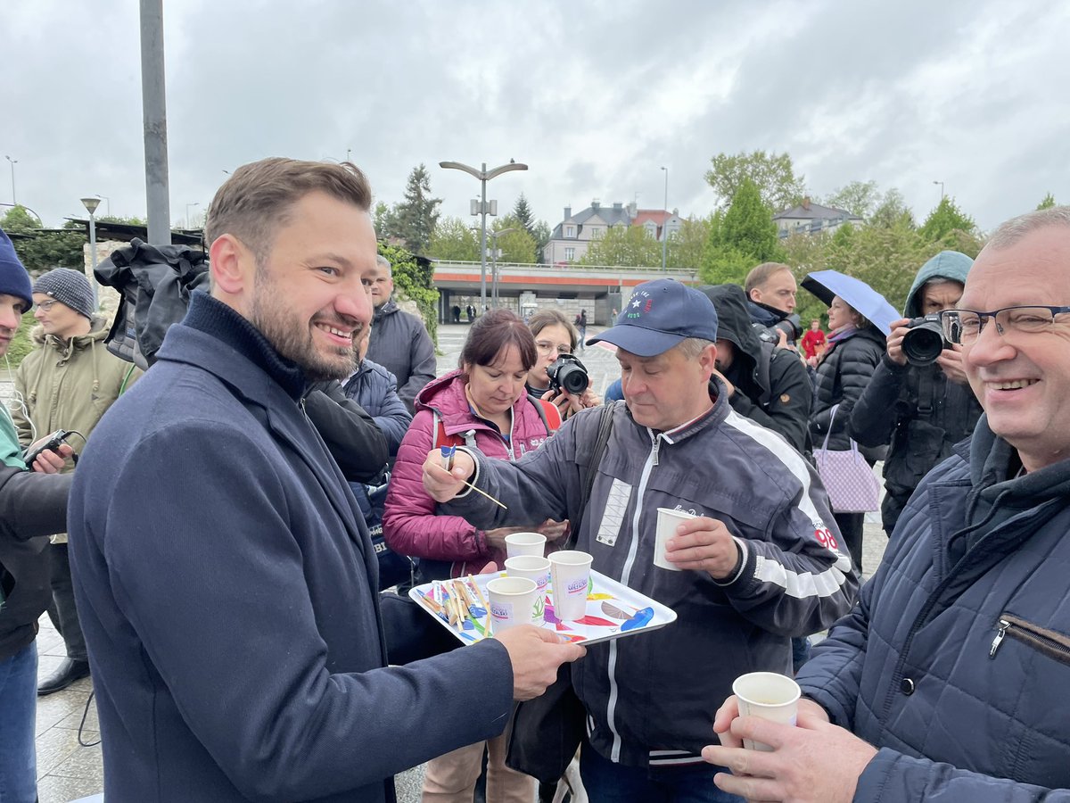 Od rana @OlekMiszalski na Rondzie Mogilskim rozdaje kawę! ❤️ #PrezydentMiszalski